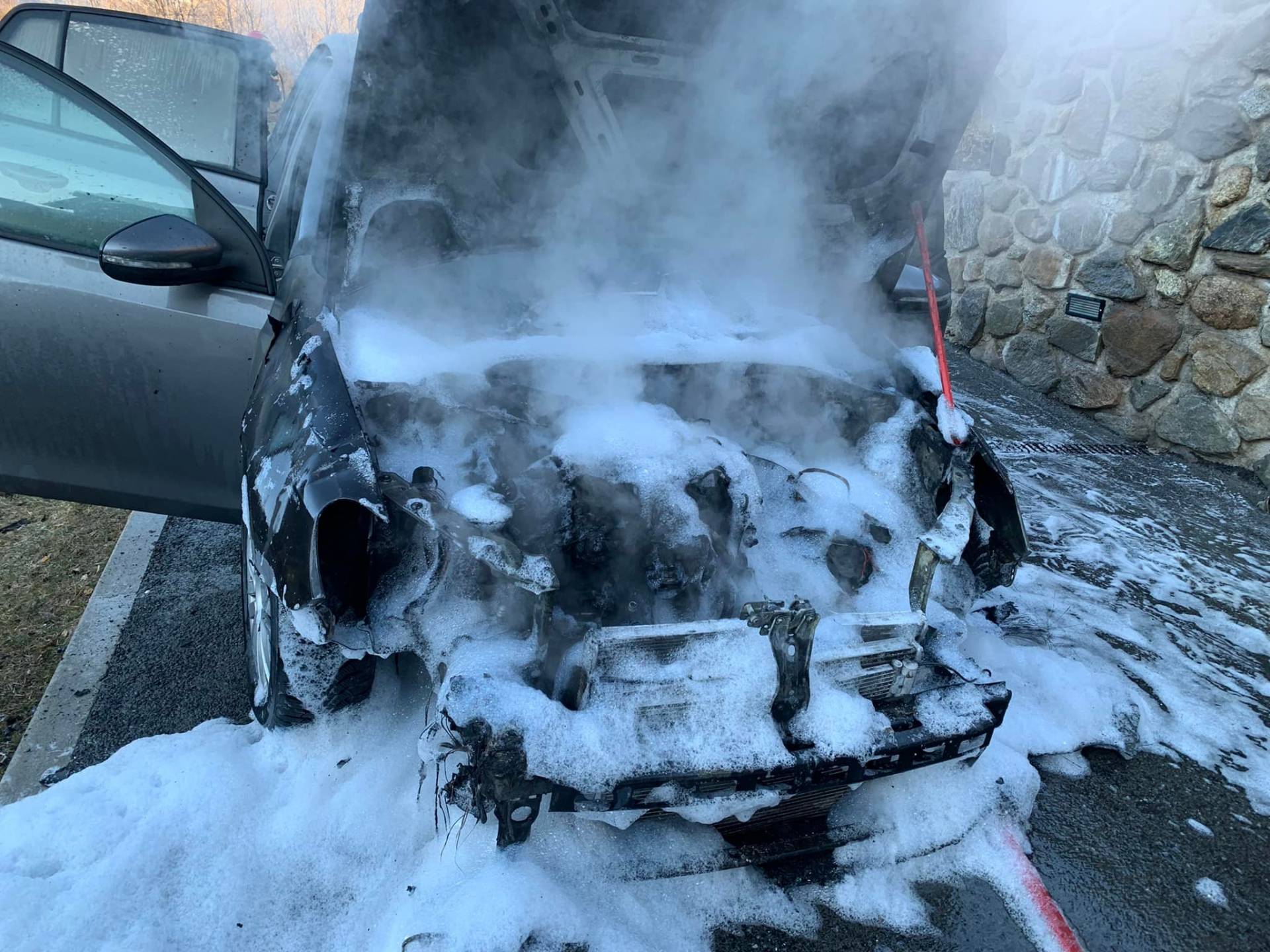 Auto a fuoco nel garage