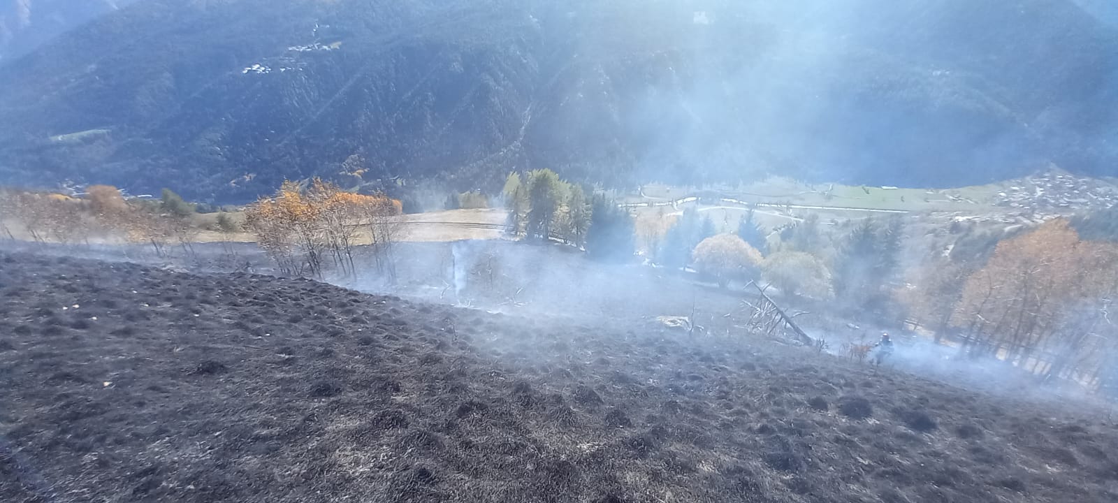 Fiamme sulla montagna sopra Ortis&eacute;