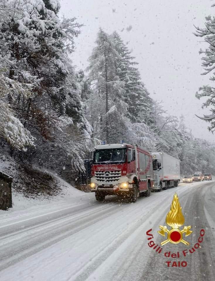 Neve, mattinata impegnativa per i vigili del fuoco
