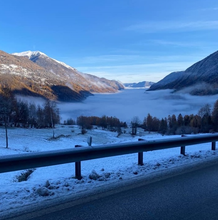 C'&egrave; il sole, ma il fondovalle &egrave; sotto le nubi: le foto dei lettori