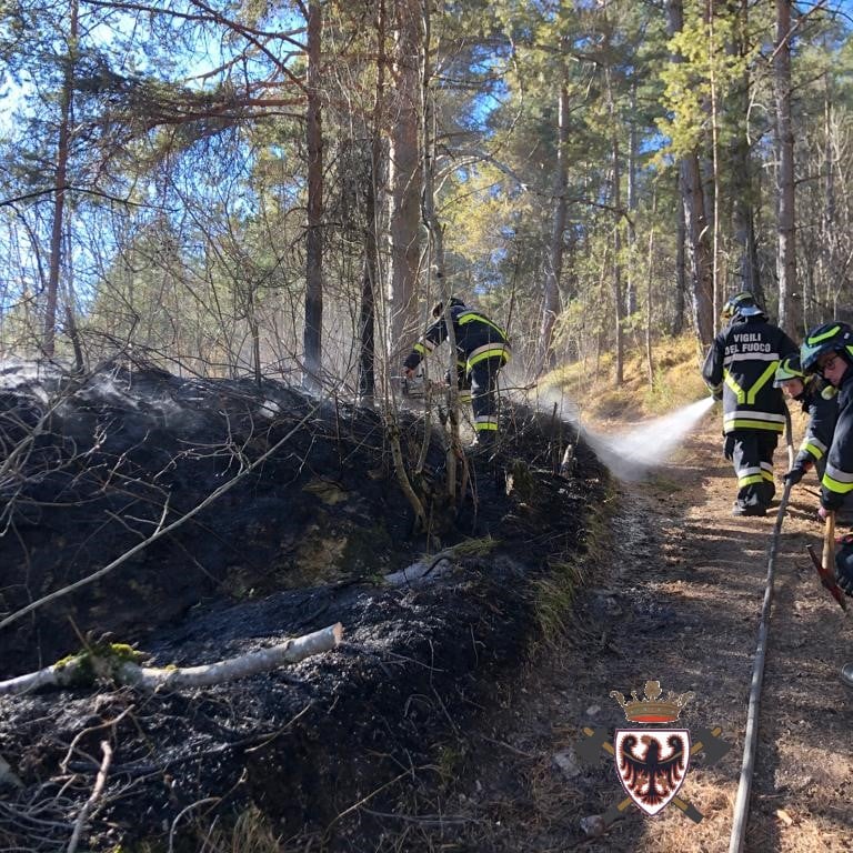 Principio di incendio nel bosco sopra Rev&ograve;
