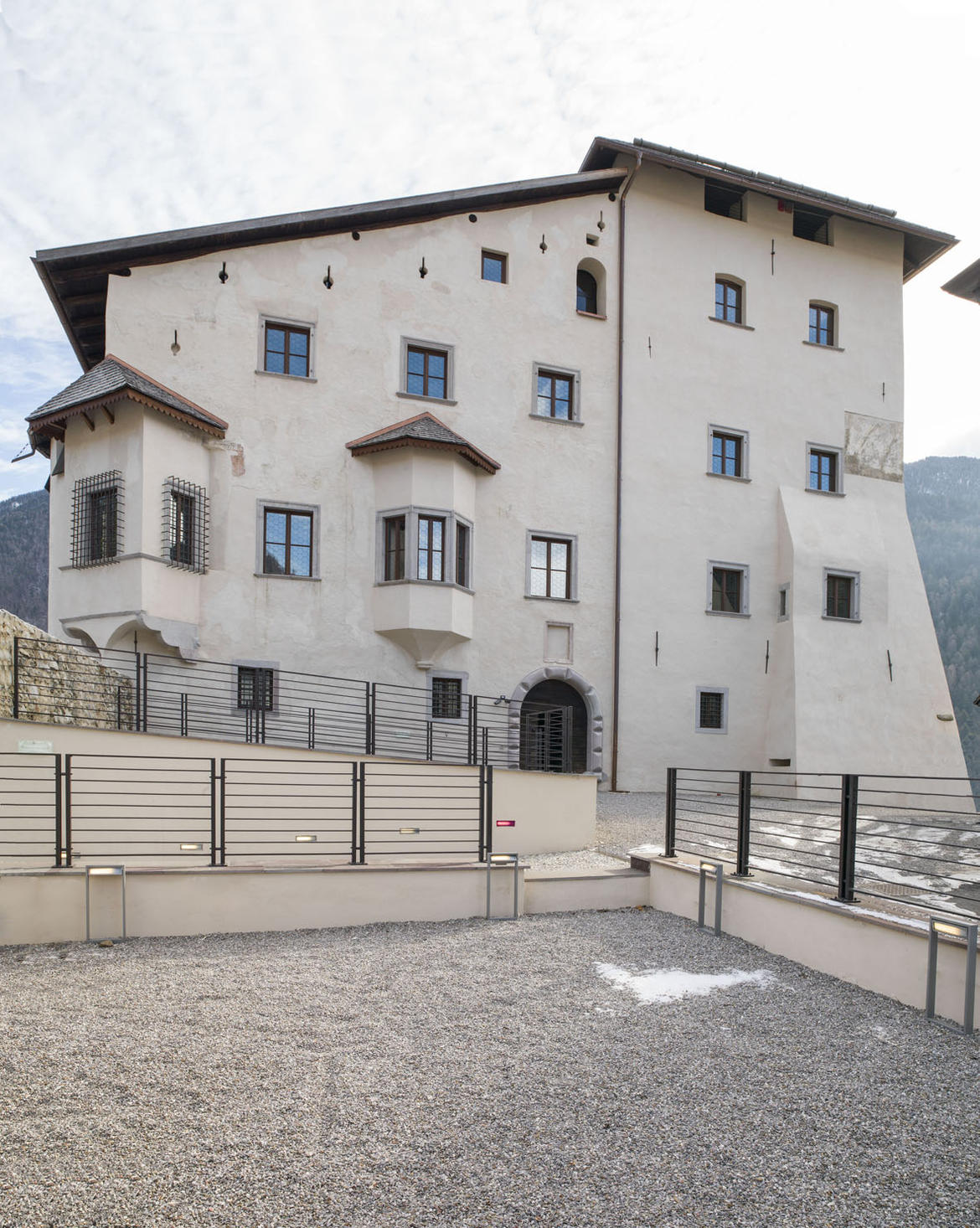 A Castel Caldes un'estate con l"uomo e la montagna