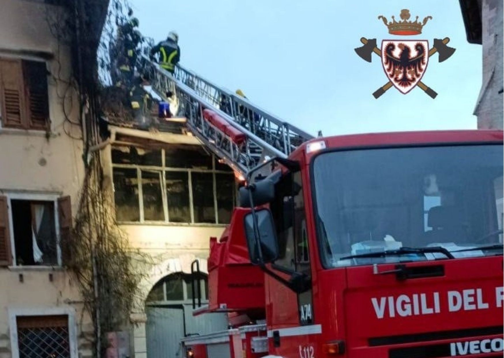 Incendio a Denno, undici persone evacuate