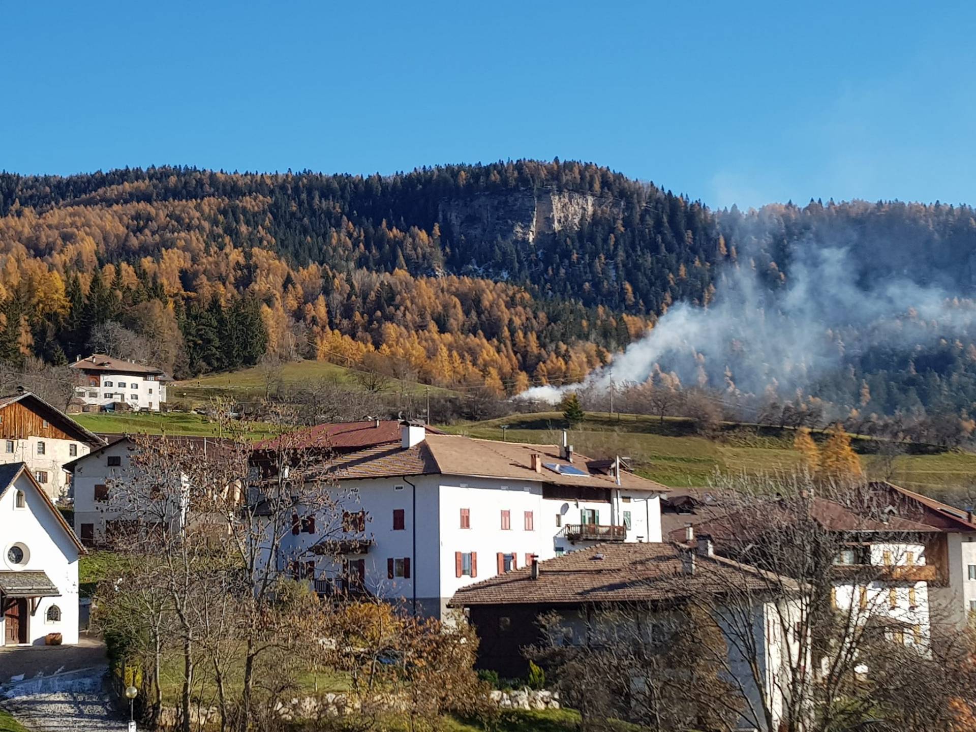 Fienile a fuoco a Tret