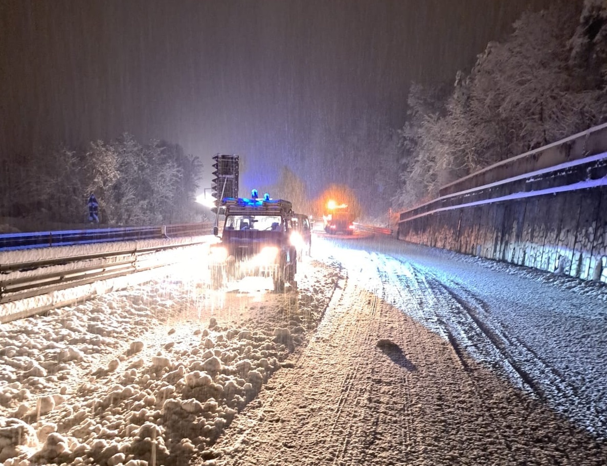 Sos catene con i vigili del fuoco di Denno