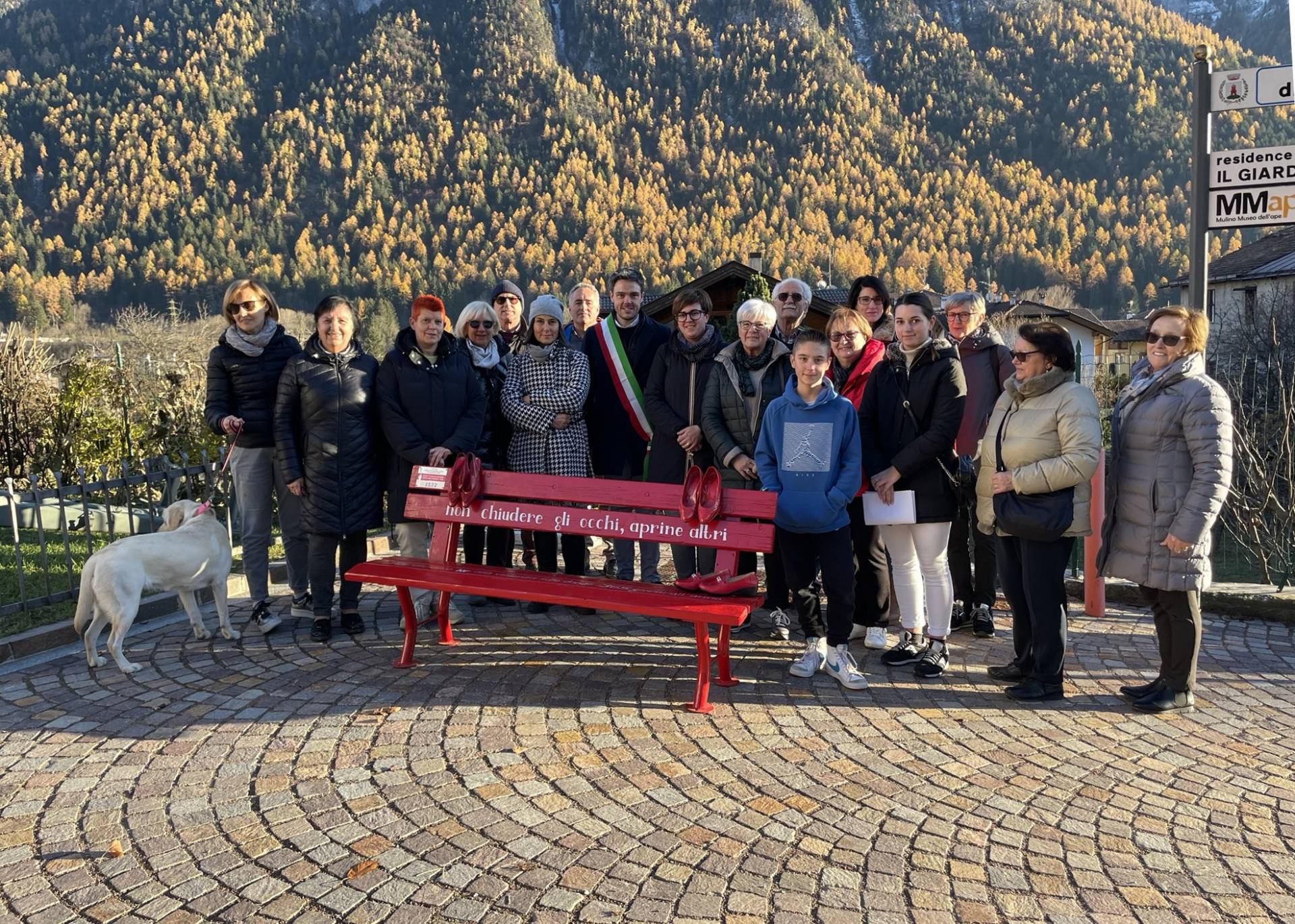 A Croviana una panchina rossa per non restare a guardare