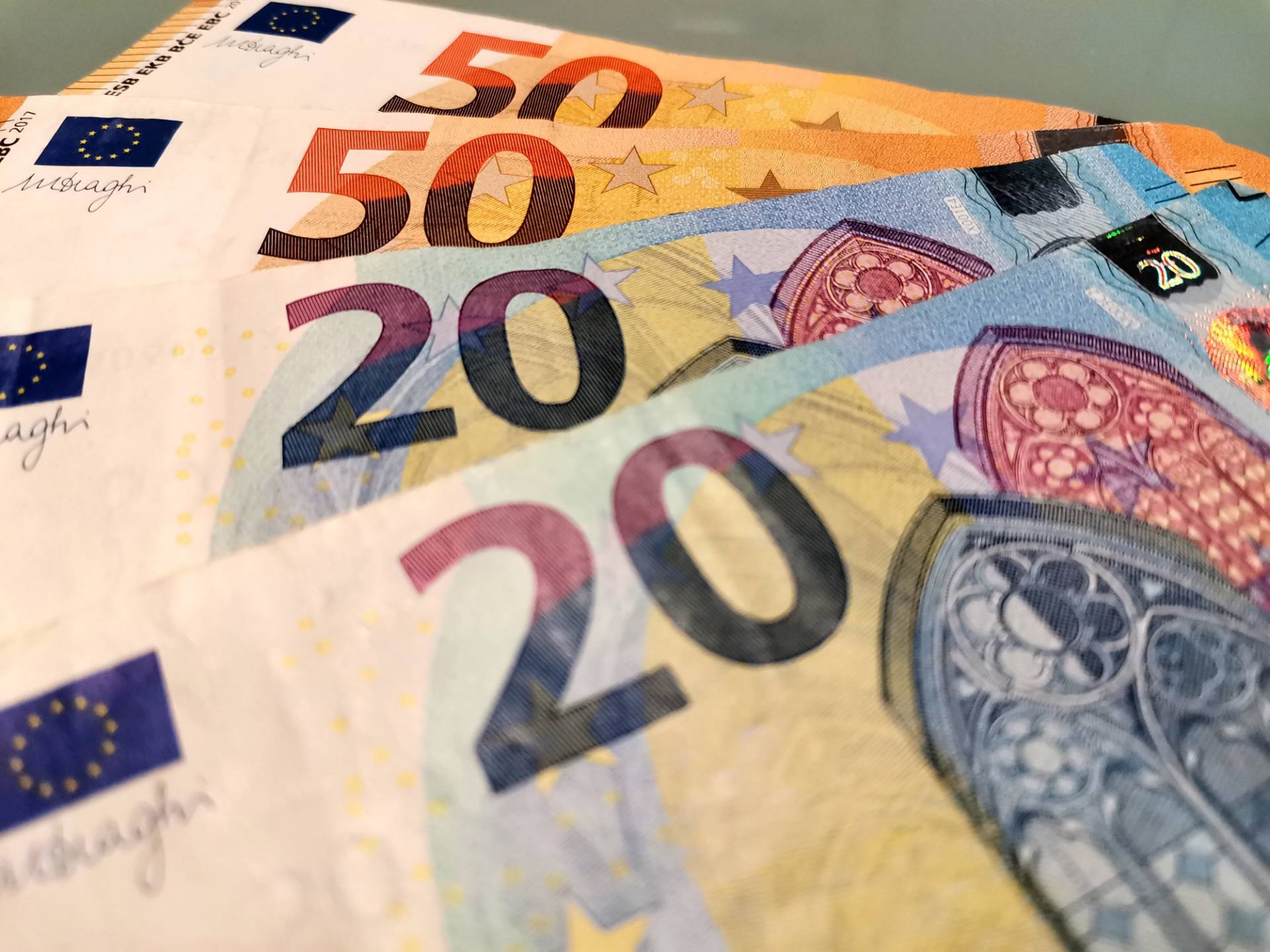 Tetto al contante s&igrave; o no? Come funziona in Europa