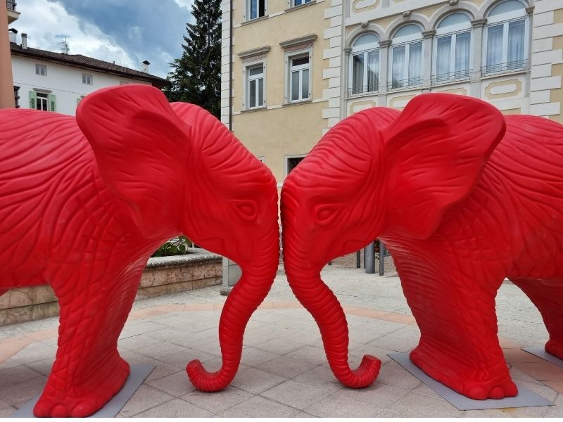 Creature fantastiche invadono Cles