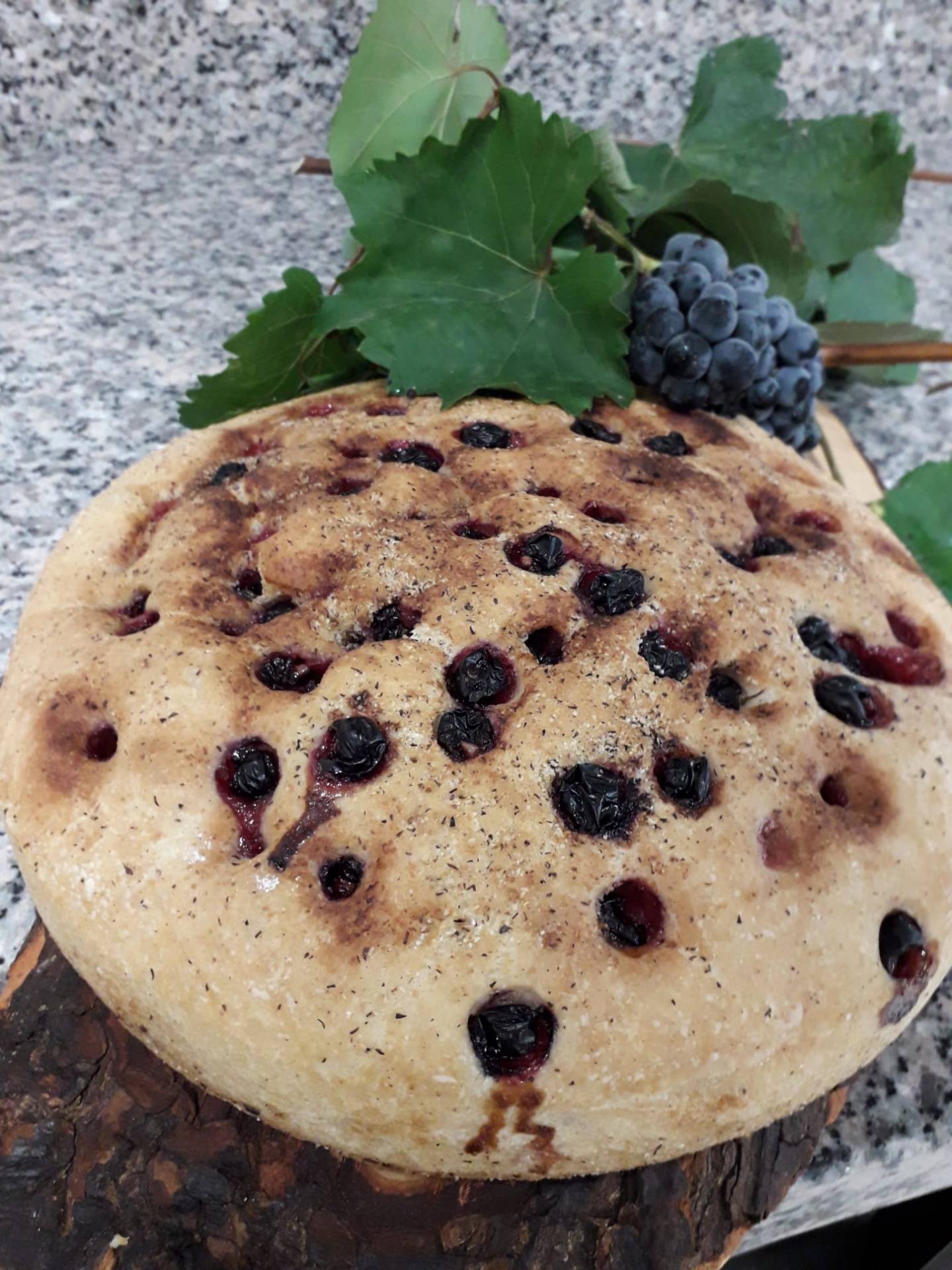 Focaccia integrale all'uva bianca e nera