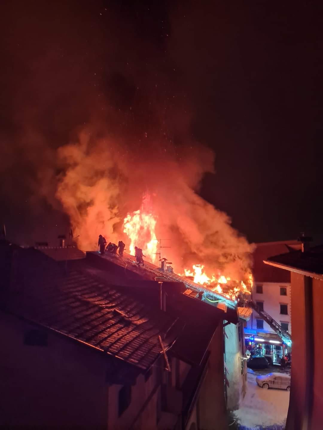 Cles: edificio a fuoco nella notte