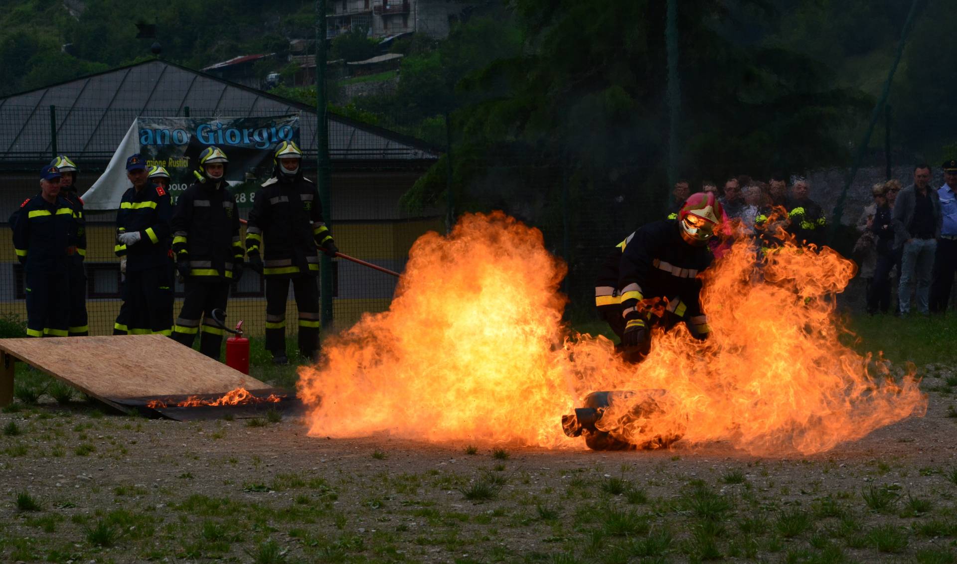 I Vigili del fuoco volontari si esercitano