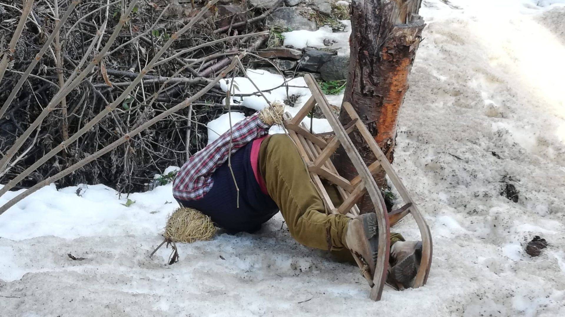 Vandali in azione: rovinano il percorso degli omini di fieno
