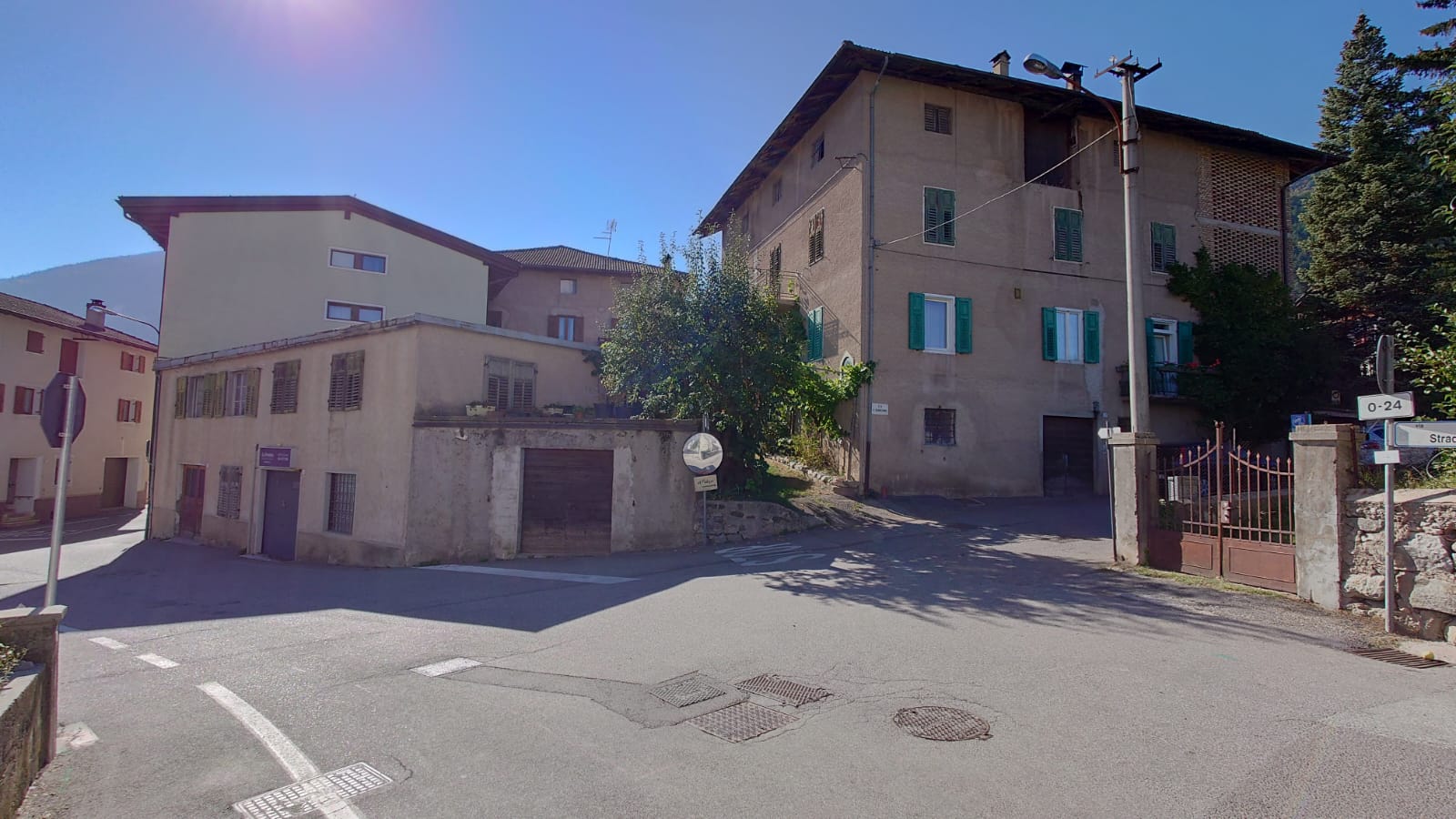 Trattore perde il carico, grande spavento per due bambine