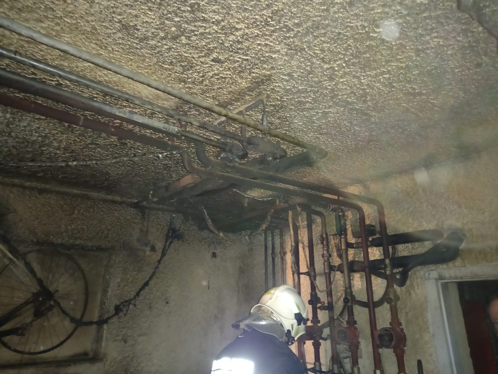 (VIDEO) Incendio in un garage, intervento dei vigili del fuoco