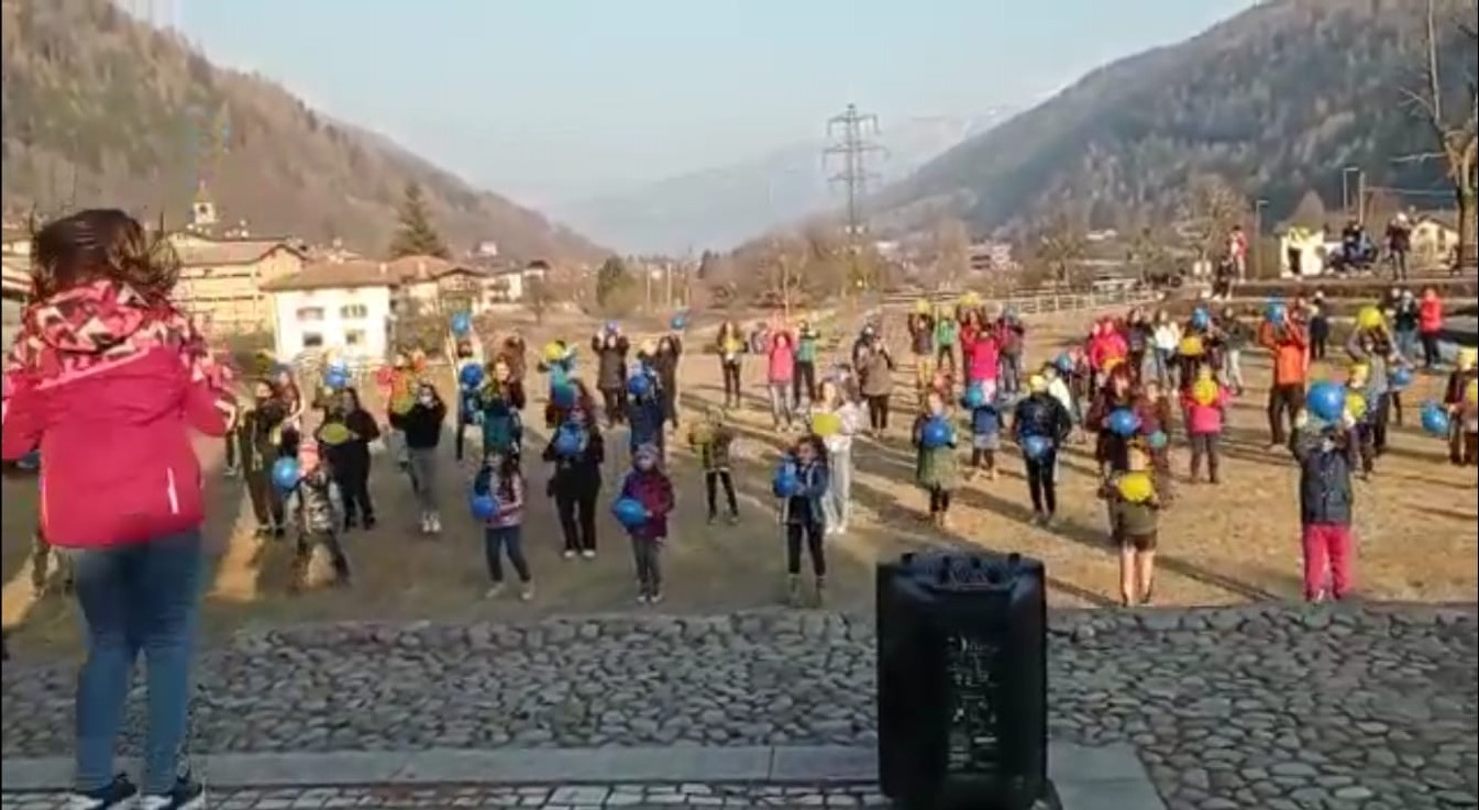 Il flash mob dei bambini per la pace