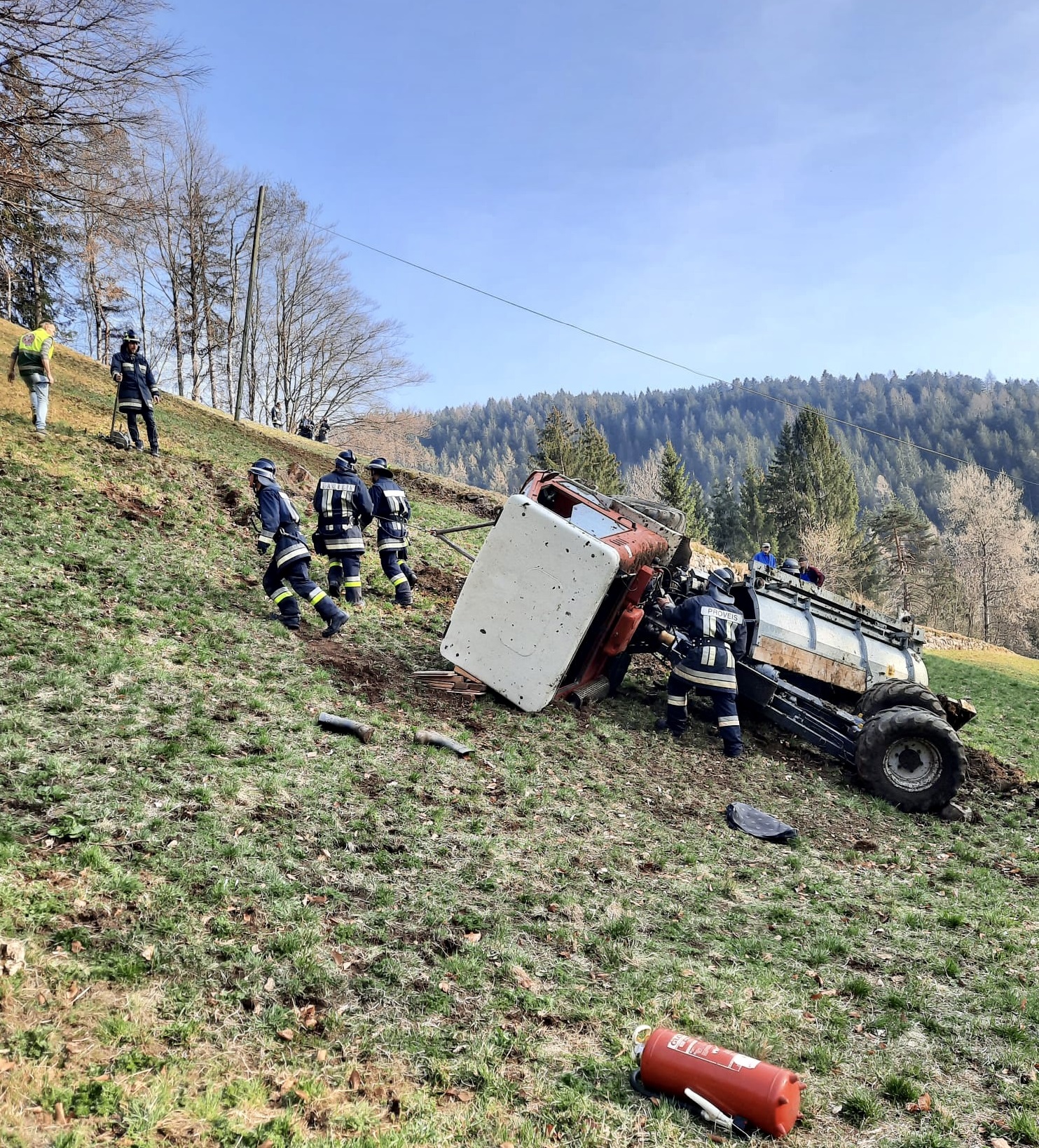 Lauregno, si ribalta con il trattore