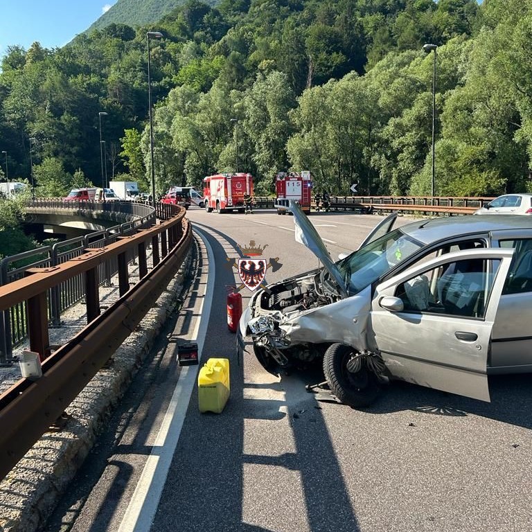 Incidente a Maso Milano, due donne ferite
