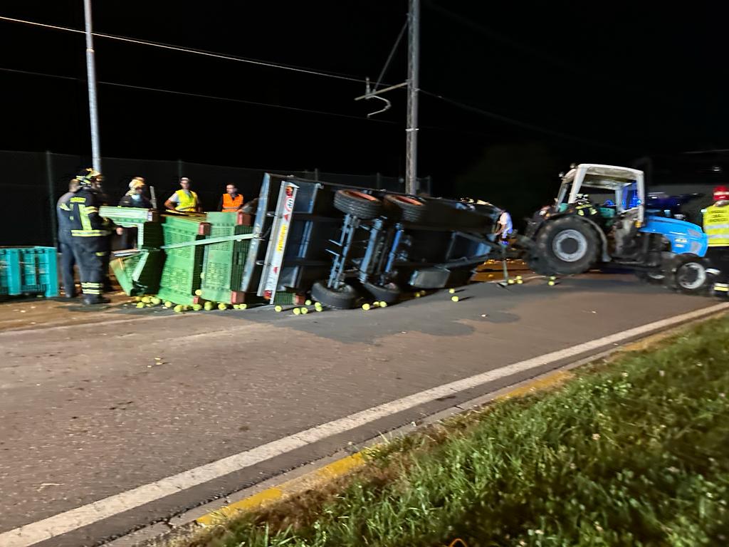 Trattore ribaltato, mele in strada