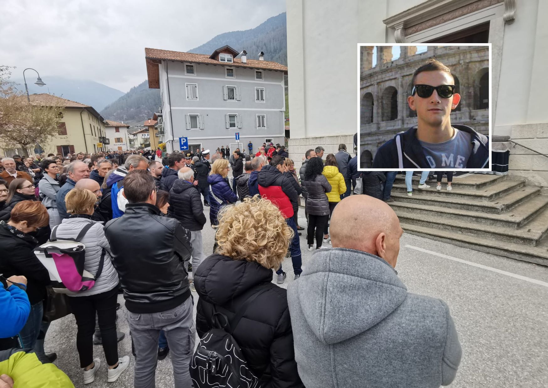 L'ultimo abbraccio ad Andrea Papi