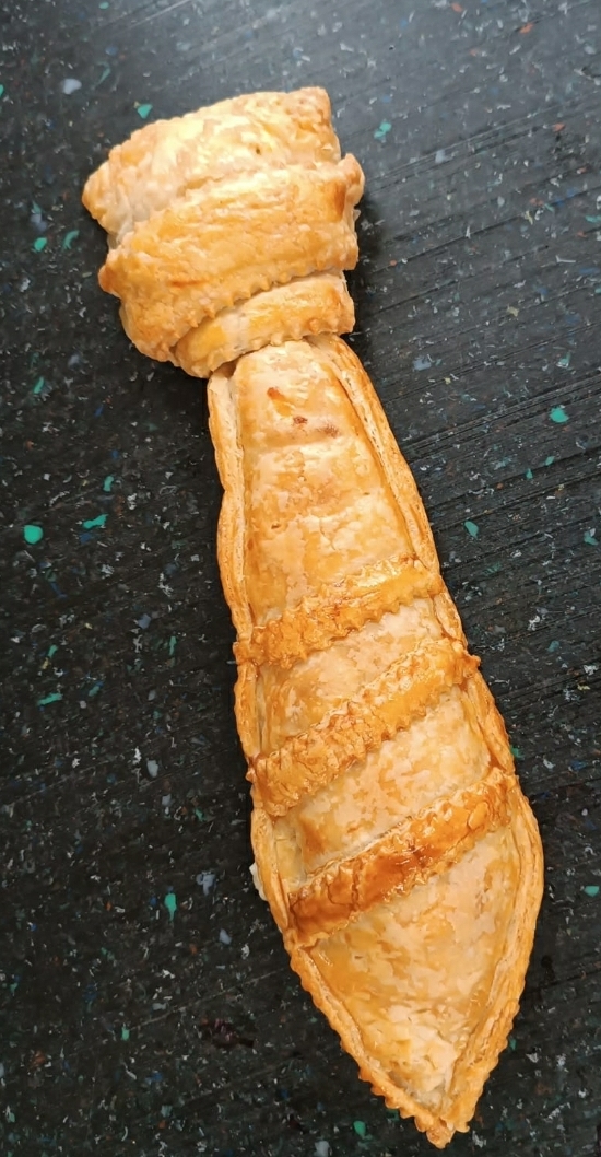 Cravatta di sfoglia ripiena di prosciutto e mozzarella