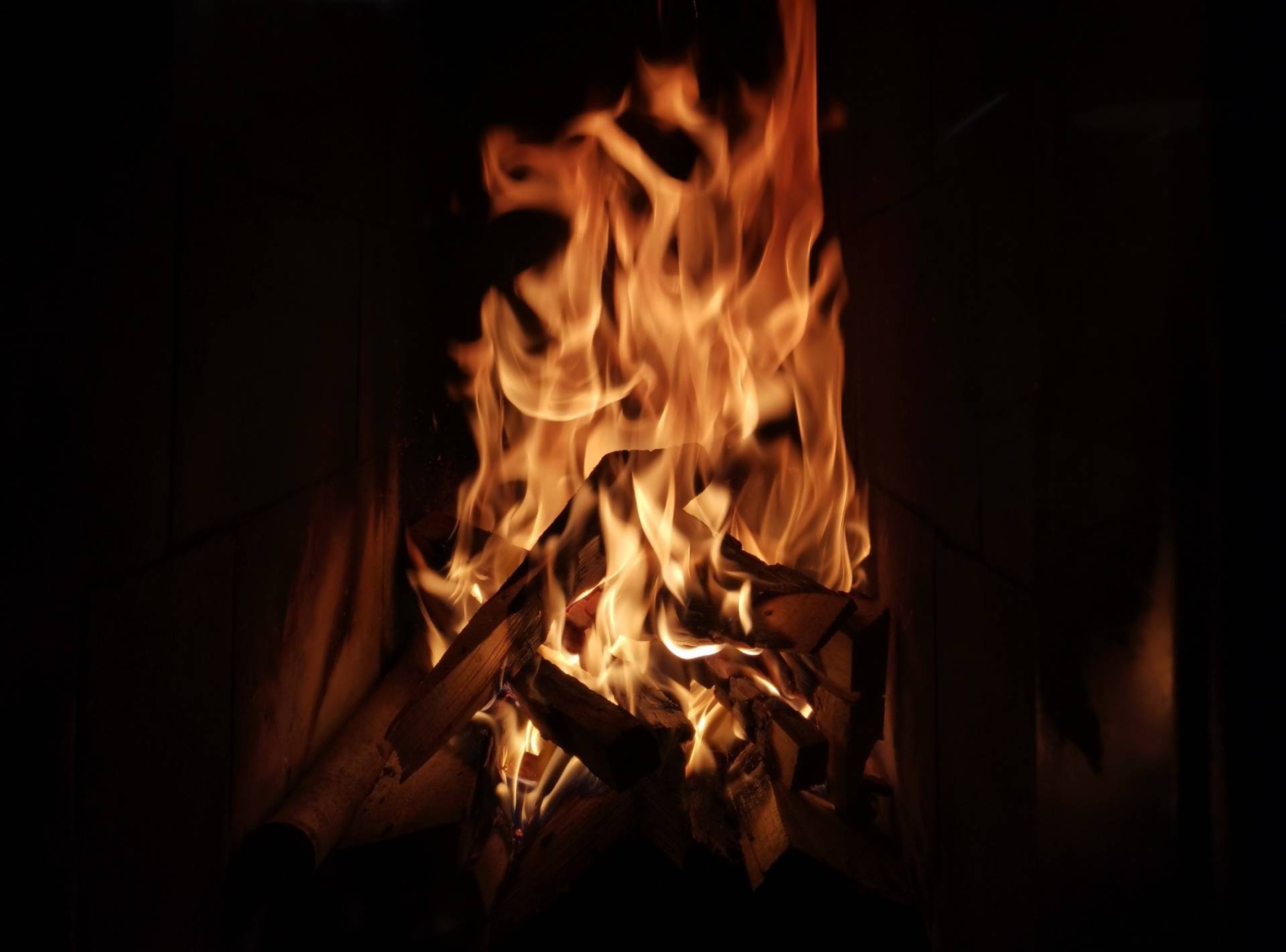 Contributi per gli impianti a biomassa, stufe o caldaie a legna