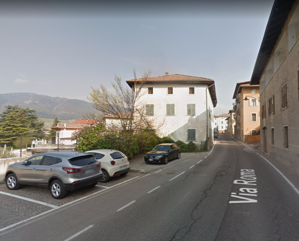 L"edificio cede, la via chiude