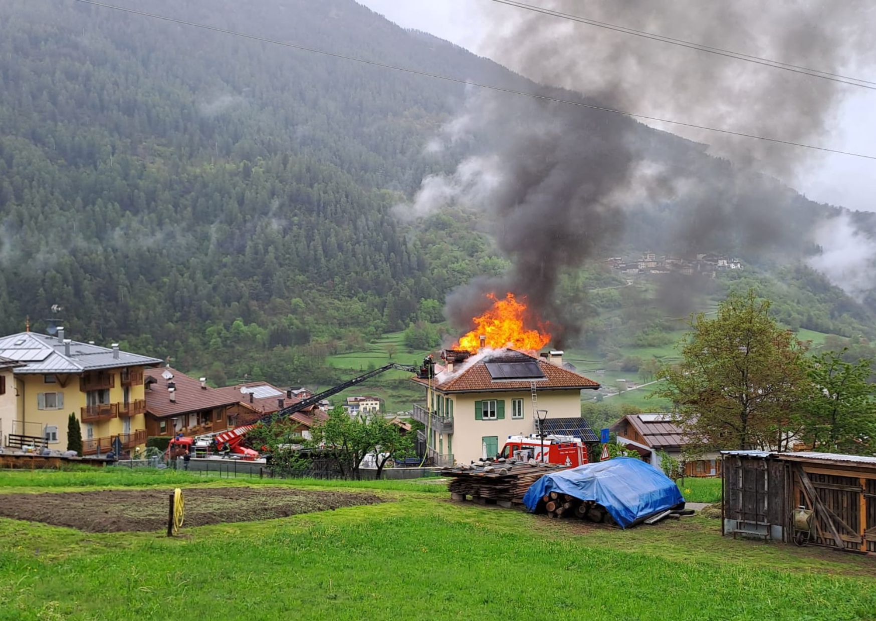 Grosso incendio ad Almazzago