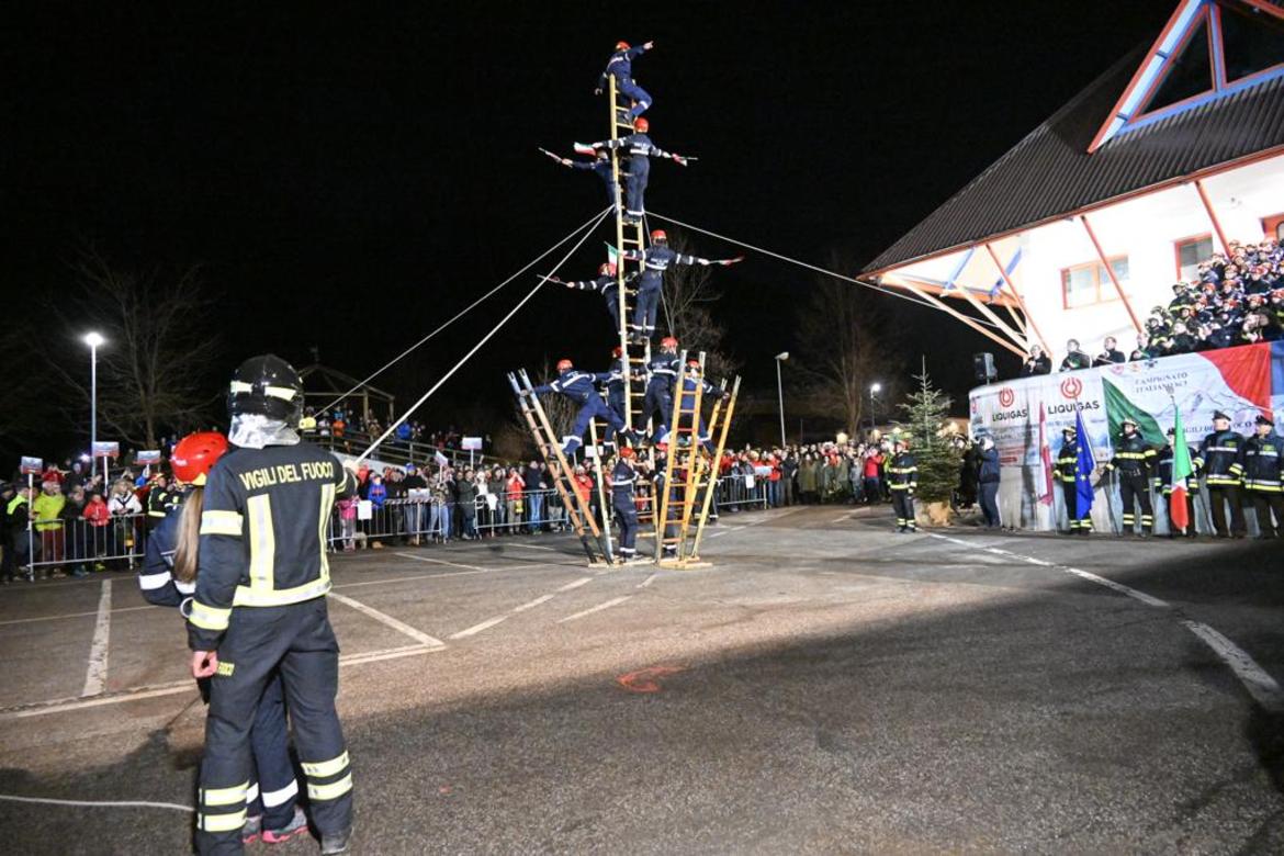 Acceso il tripode dei Campionati di sci dei vigili del fuoco