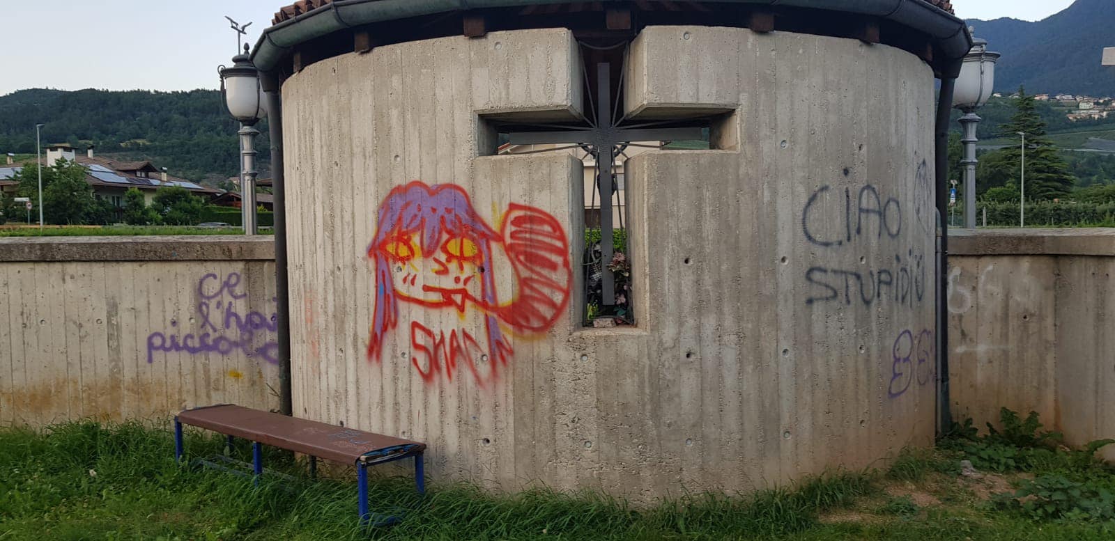 Mollaro, cimitero imbrattato