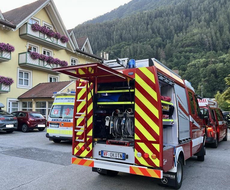 Bambina incastrata in piscina a Dimaro