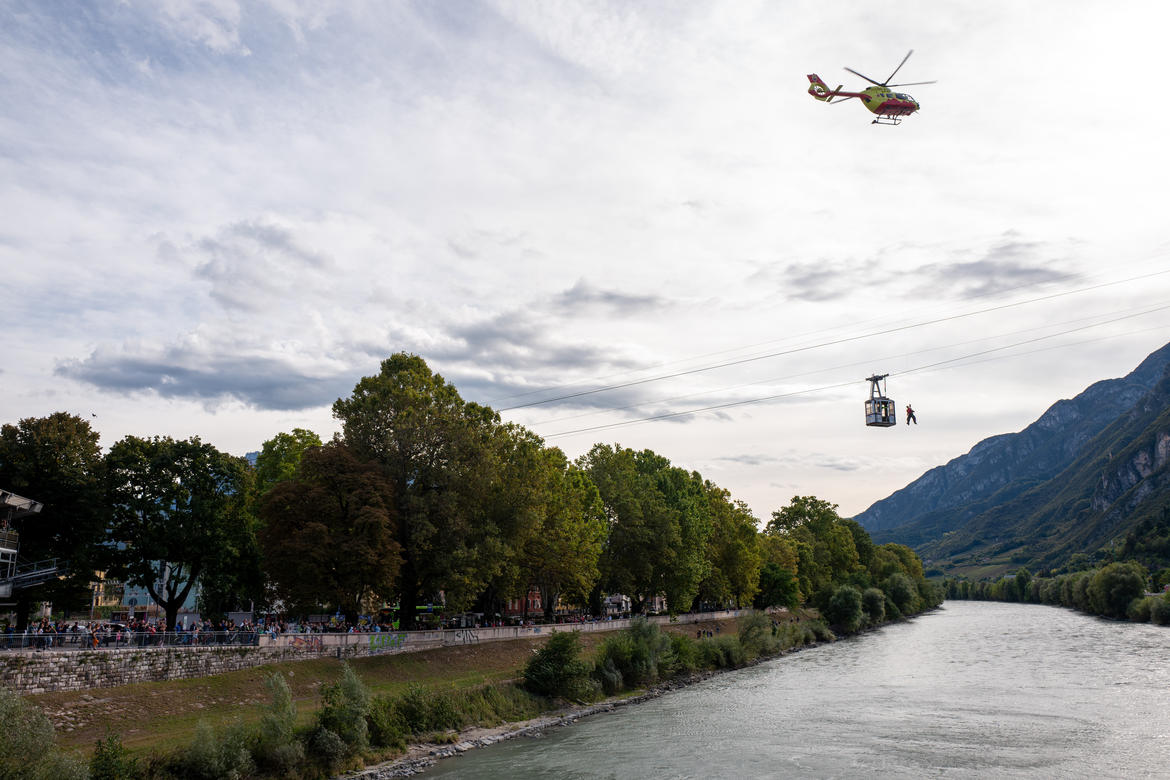 Cittadella della Protezione civile, l"abbraccio dei 5.000 agli operatori