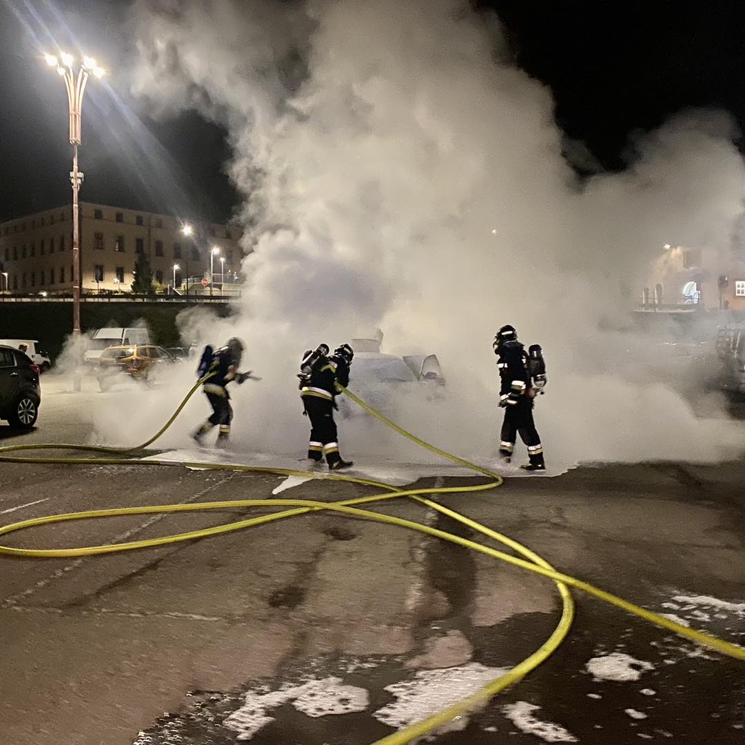Auto in fiamme a Mal&eacute;