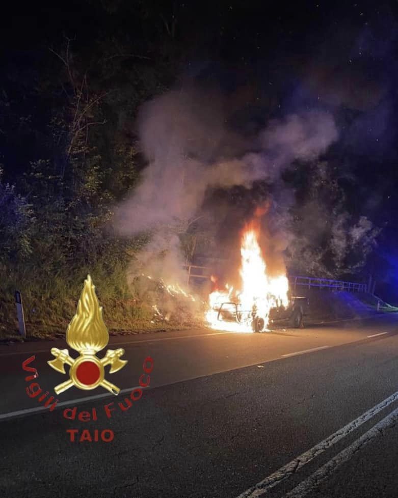 Auto in fiamme nella notte