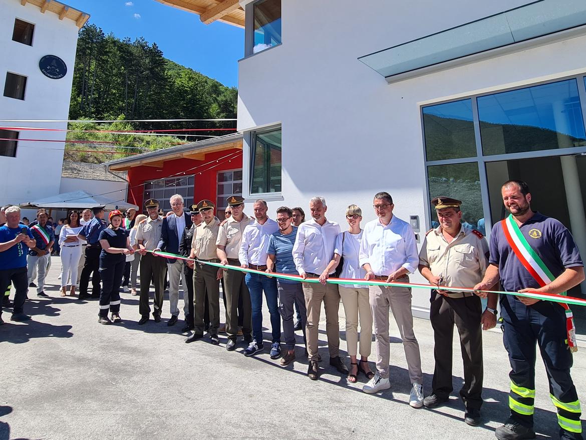 Taglio del nastro per la nuova caserma dei pompieri di Sporminore