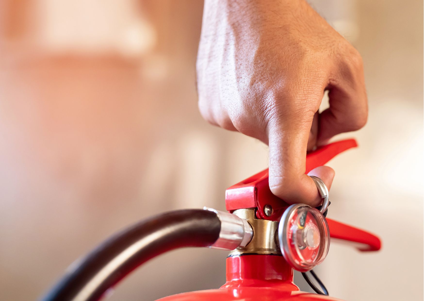 Estintori messi in sicurezza dai vigili del fuoco