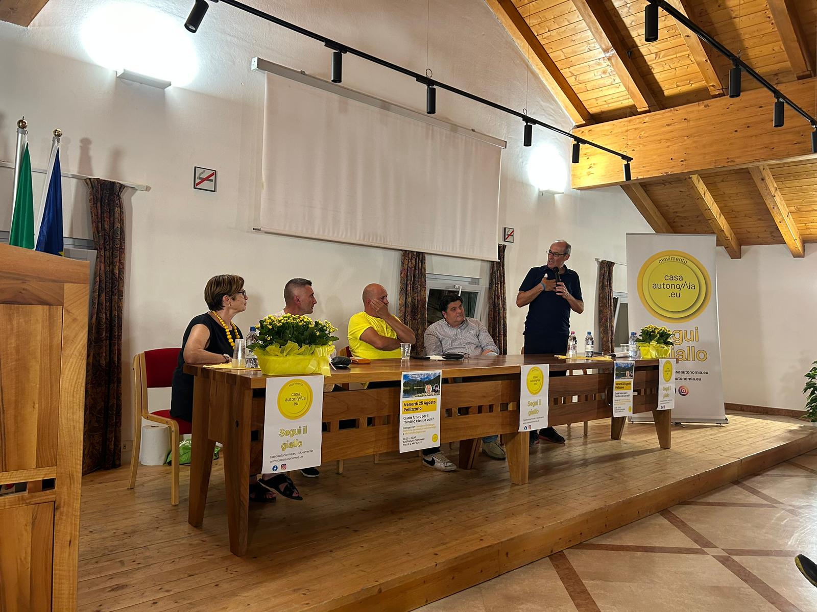 Pellizzano, sala gremita per Valduga e per il candidato di CasaAutonomia Zambelli