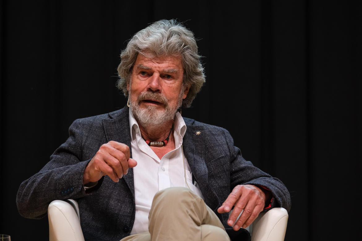 Messner: una pecora e il lavoro dell"uomo in montagna vanno difesi al pari dell"orso