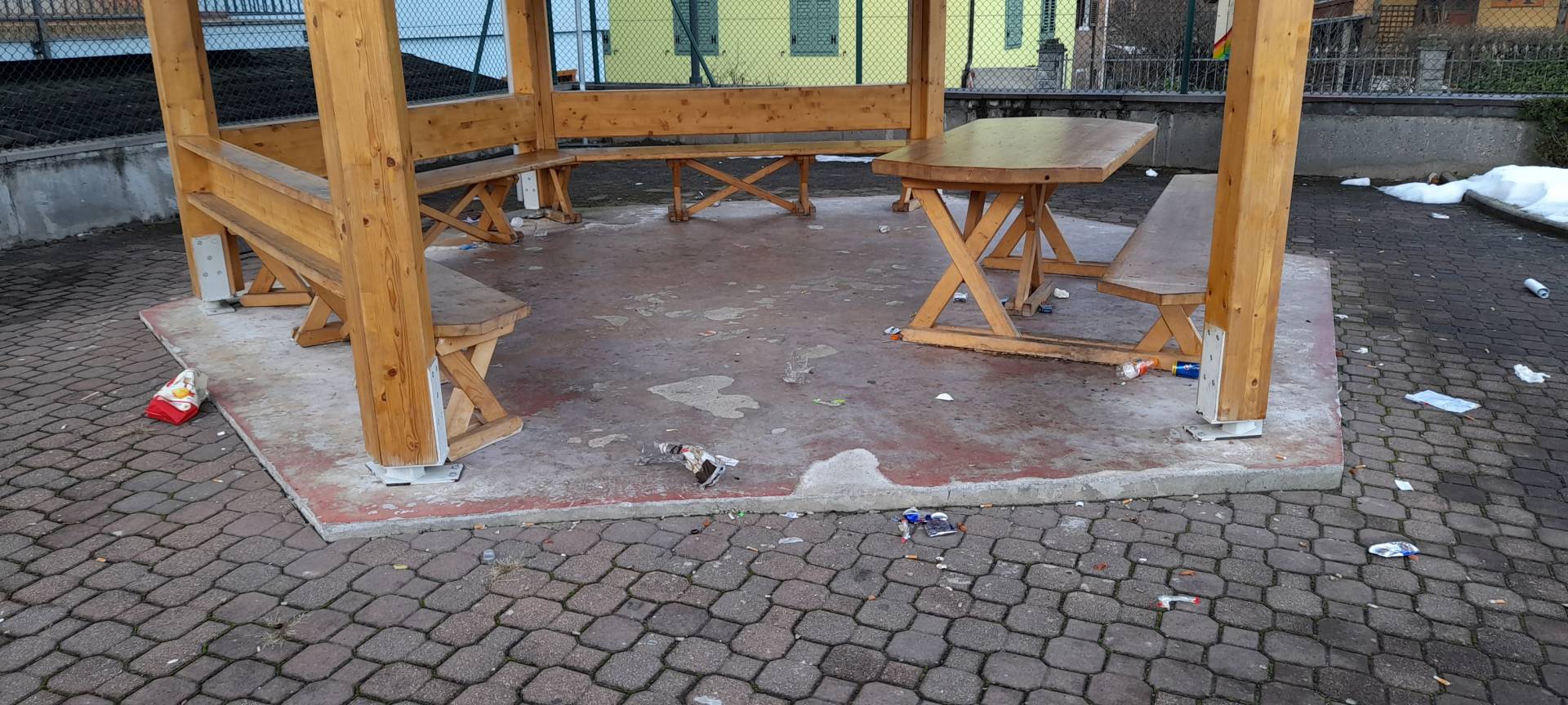 Il campetto &egrave; una discarica e il comune lo chiude