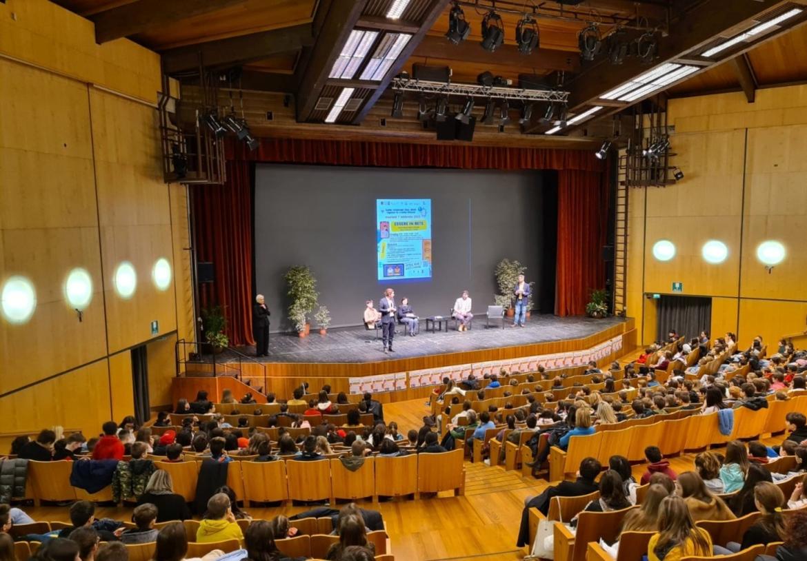 Sicurezza in rete, l"impegno per rafforzare l"alleanza scuola, famiglia, esperti e comunit&agrave; 
