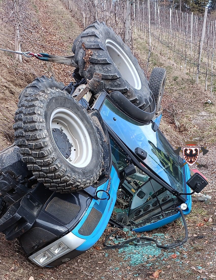 Denno, trattore ribaltato