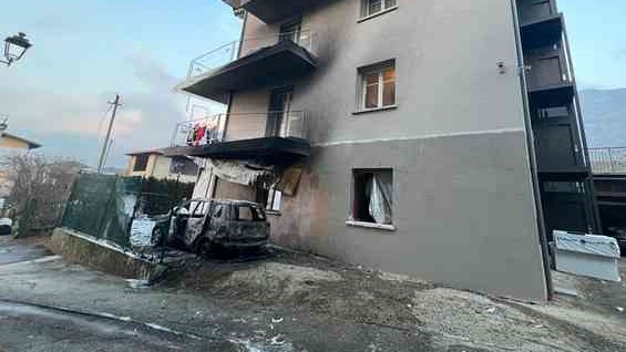 Auto a fuoco nel parcheggio