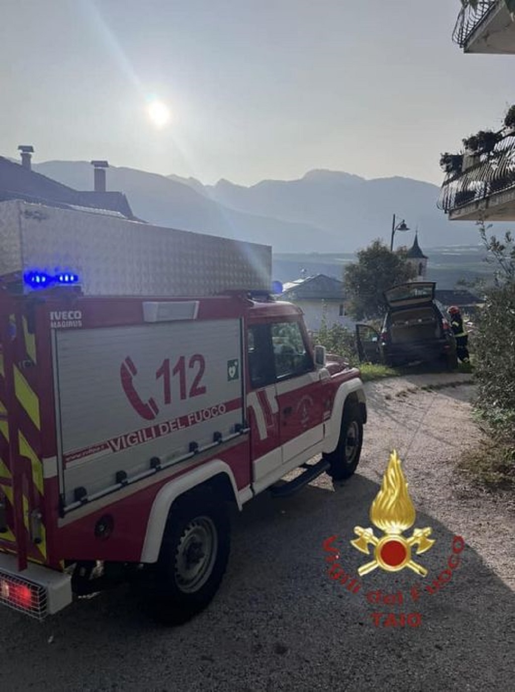 Taio, auto in bilico