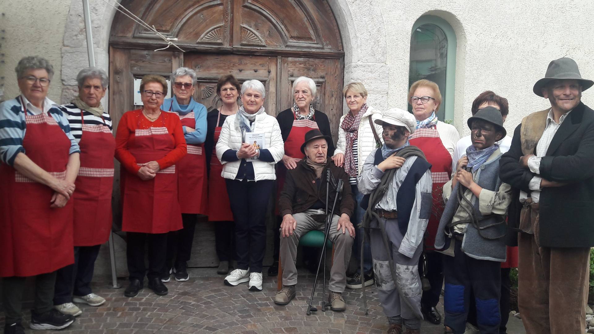 A Tuenno svelata la statua dedicata agli spazzacamini