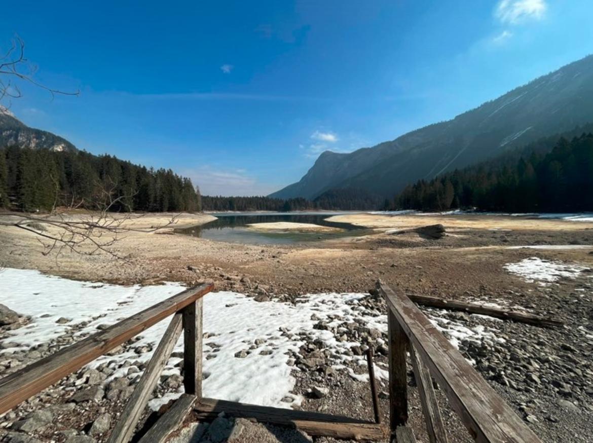 Tovel, il Parco Adamello Brenta invita gli escursionisti a non camminare sul fondale del lago