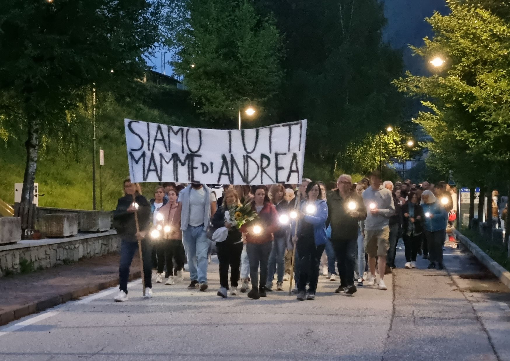 Un migliaio di fiaccole per Andrea