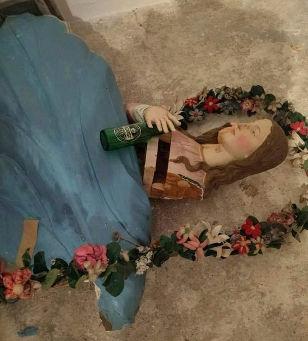 Vandali nella chiesa di santa Lucia a Fondo