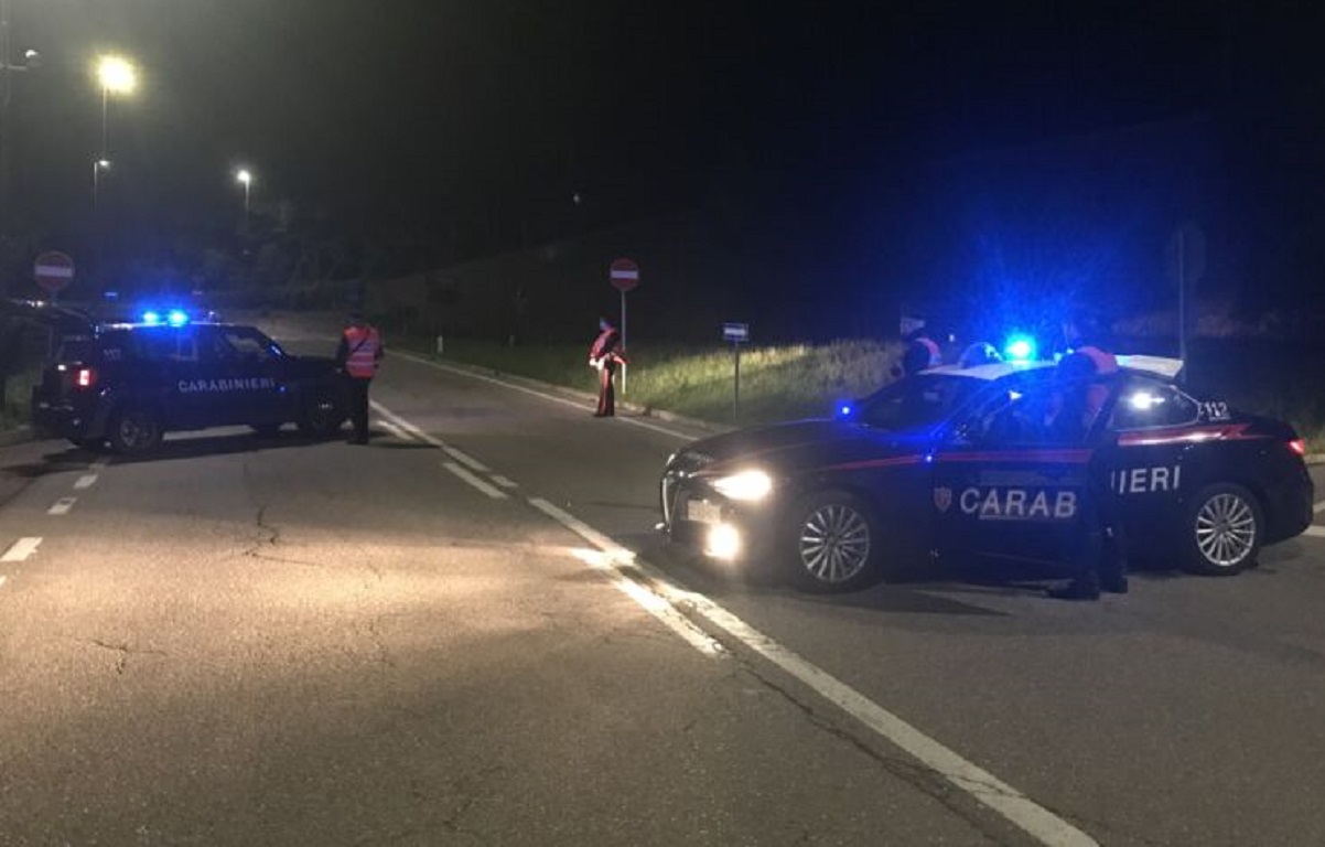 Saltano l"alt, i carabinieri li bloccano e trovano arnesi da scasso