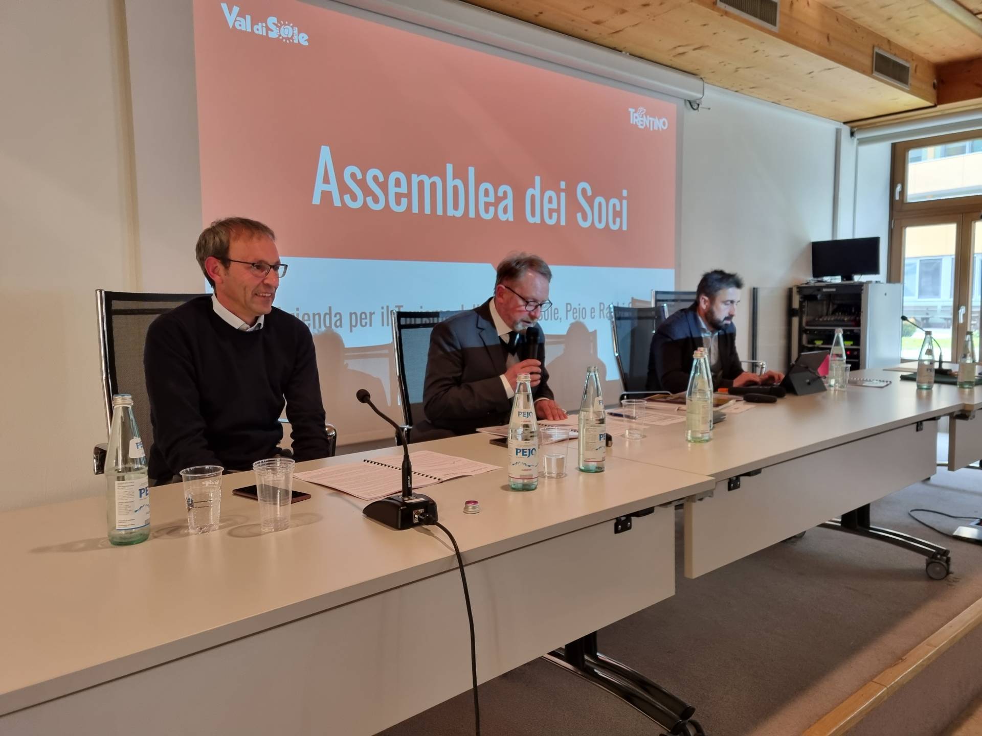 Apt, l"orso non frena la voglia di vacanza in Val di Sole