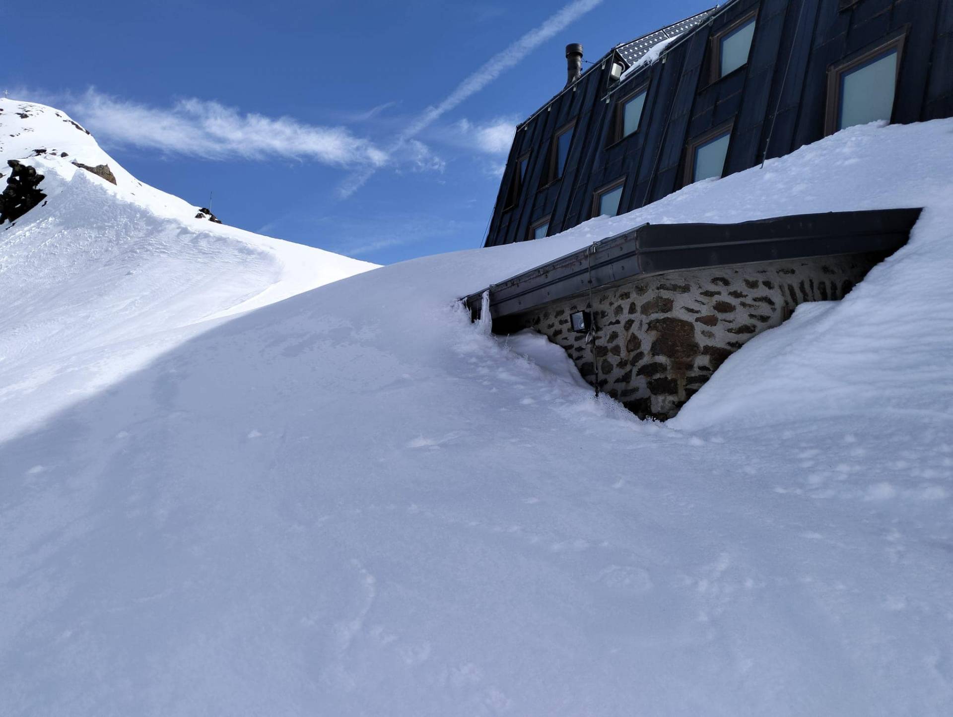 Rifugio Vioz, forse si apre a fine giugno
