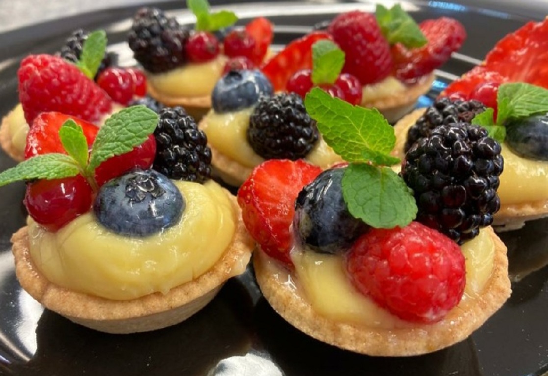Tartellette di frutti di bosco e crema al Trento Doc